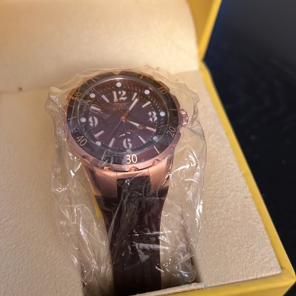 Invicta Women’s maroon rubber band with rose gold - Picture 3 of 7